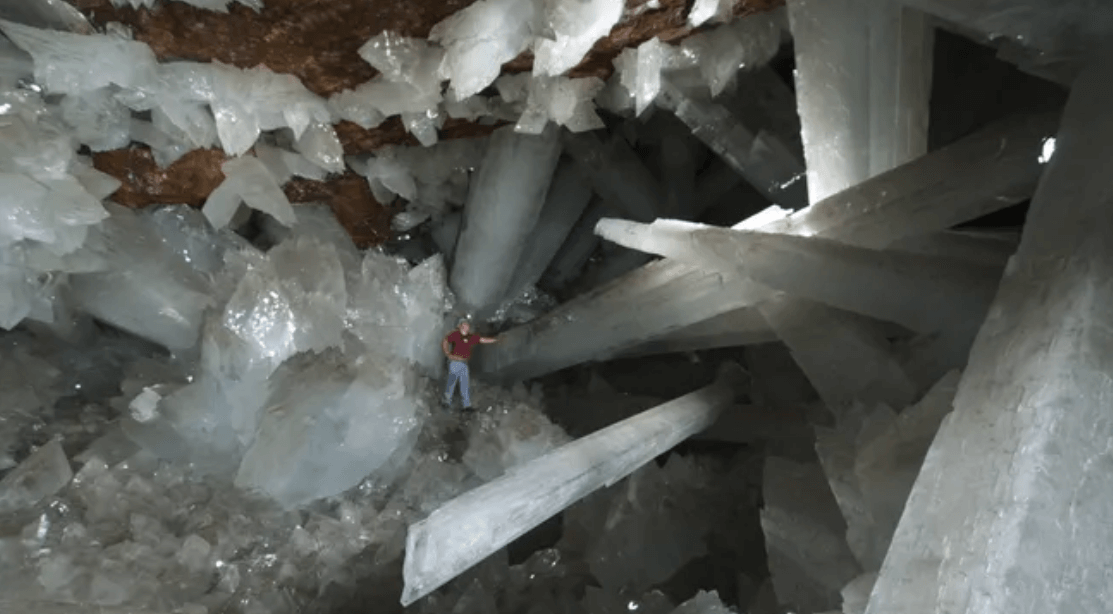 Пещера кристаллов: смертельно опасное место на Земле, где кристаллы размером с деревья
