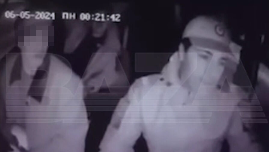 Появилось видео, как в Дагестане школьник дважды ударил ножом полицейского в машине